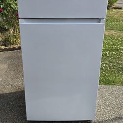 Midea Fridge Size 30w 30d 66h) I Can Help You With Free Delivery Within 10 Miles Distance 
