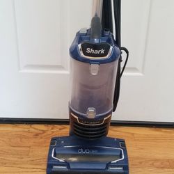 NEW cond SHARK NAVIGATOR VACUUM  , WITH ATTACHMENTS  , AMAZING POWER SUCTION. , WORKS EXCELLENT   , 
