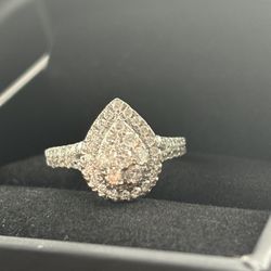 14k White Gold Clustered Diamond Ring 