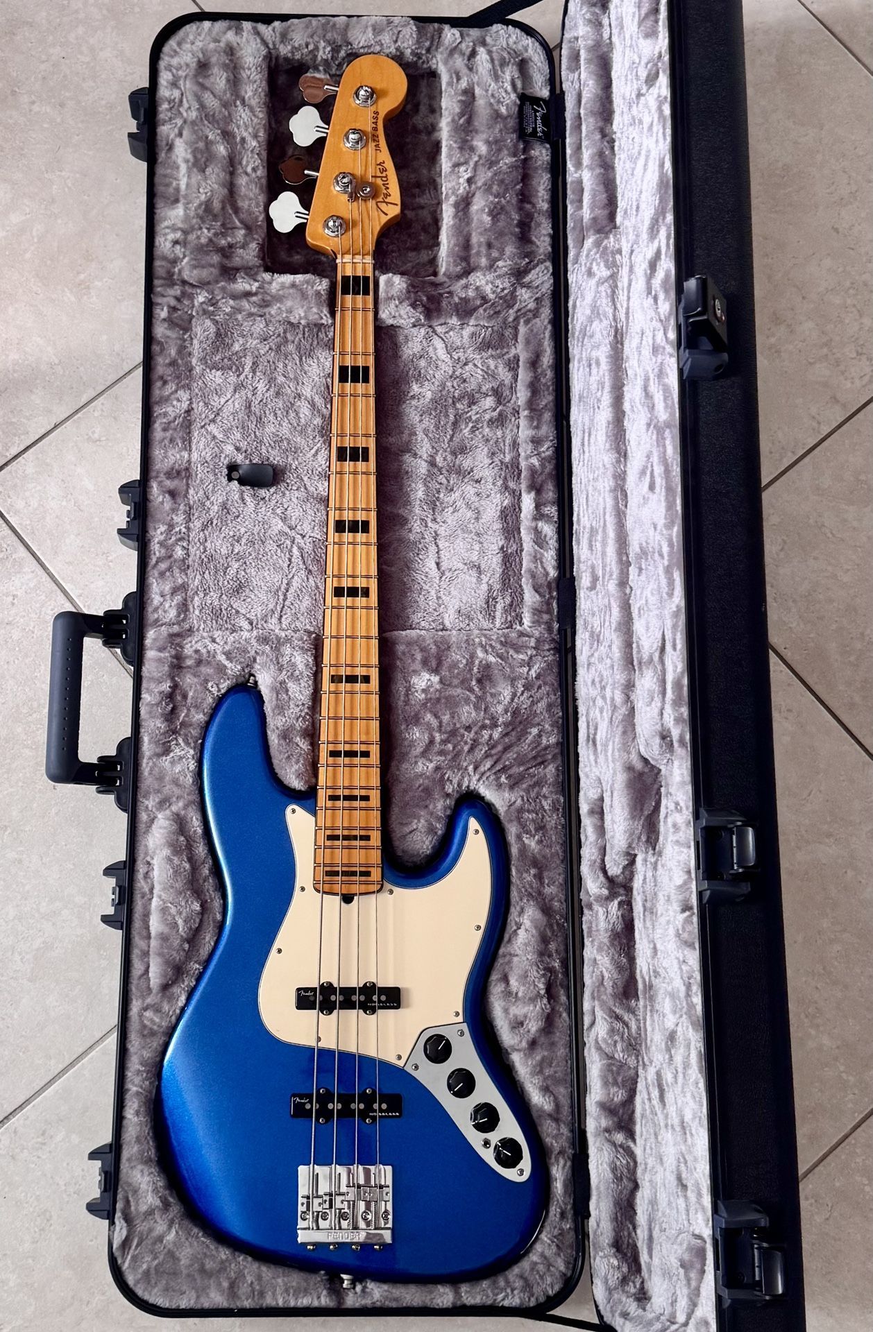 Fender American Ultra Jazz Bass Maple Fingerboard Cobra Blue
