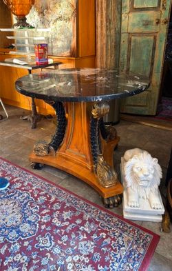 Beautiful, elegant Round table