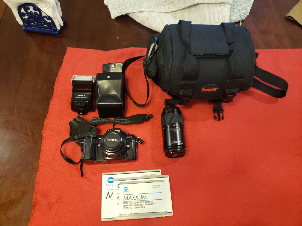 Minolta camera w bag