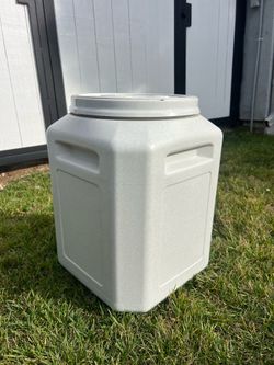 Large plastic bin with screw top - Vittles Vault