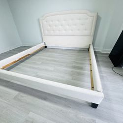 King size bedframe in perfect condition! Aventura