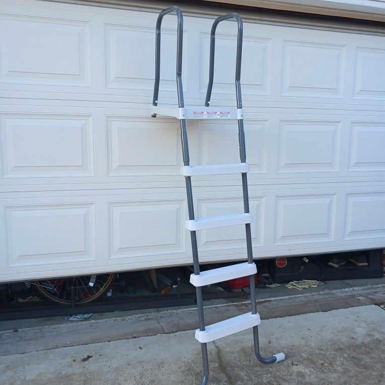 Pool ladder
