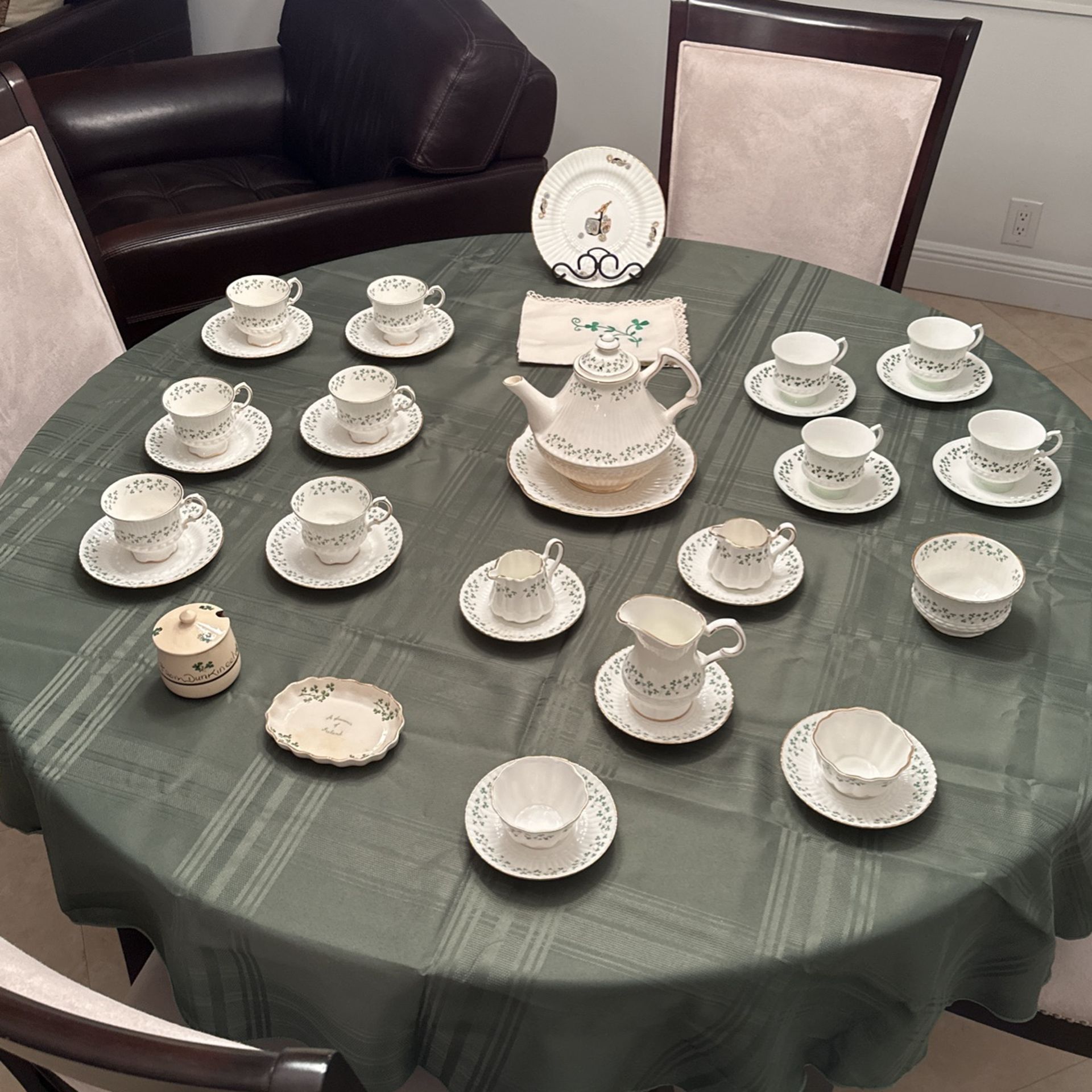 34 Pc Royal Tara Shamrock Ribbed Fine Bone China Tea Cup & Saucer Set