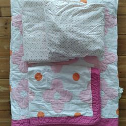 TWIN SIZE 4-PIECE SET QUILT BLANKET W/MATCHING SHAM INCLUDES FLAT SHEET & FITTED SHEET