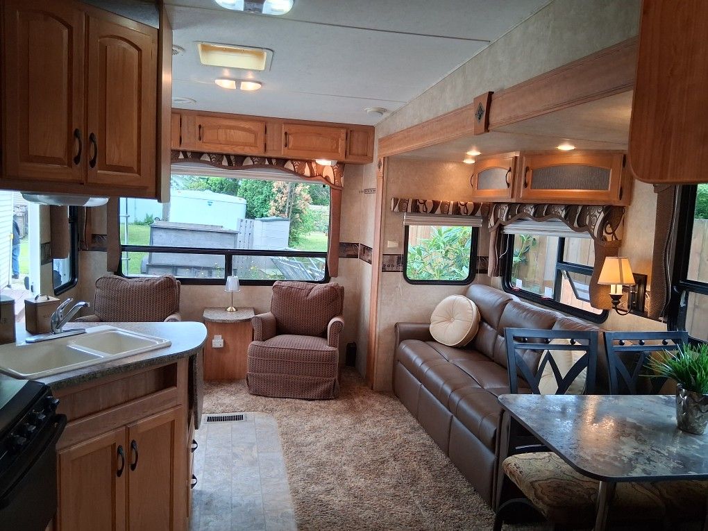 2010 keystone copper canyon 5th wheel 29ft with slide