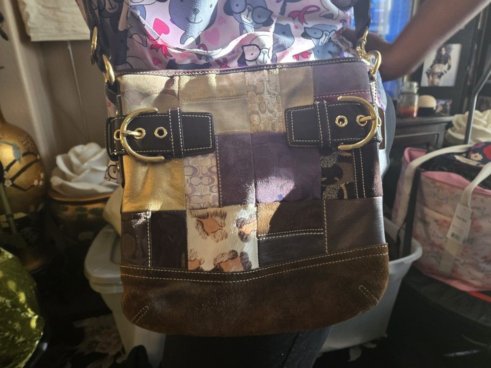 This Coach patchwork shoulder bag features a blend of materials, including leather, suede, and printed fabrics.