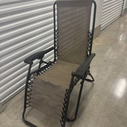 Zero gravity folding camping lounge chair
