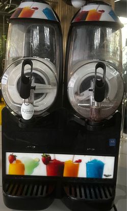 Frozen beverage dispenser