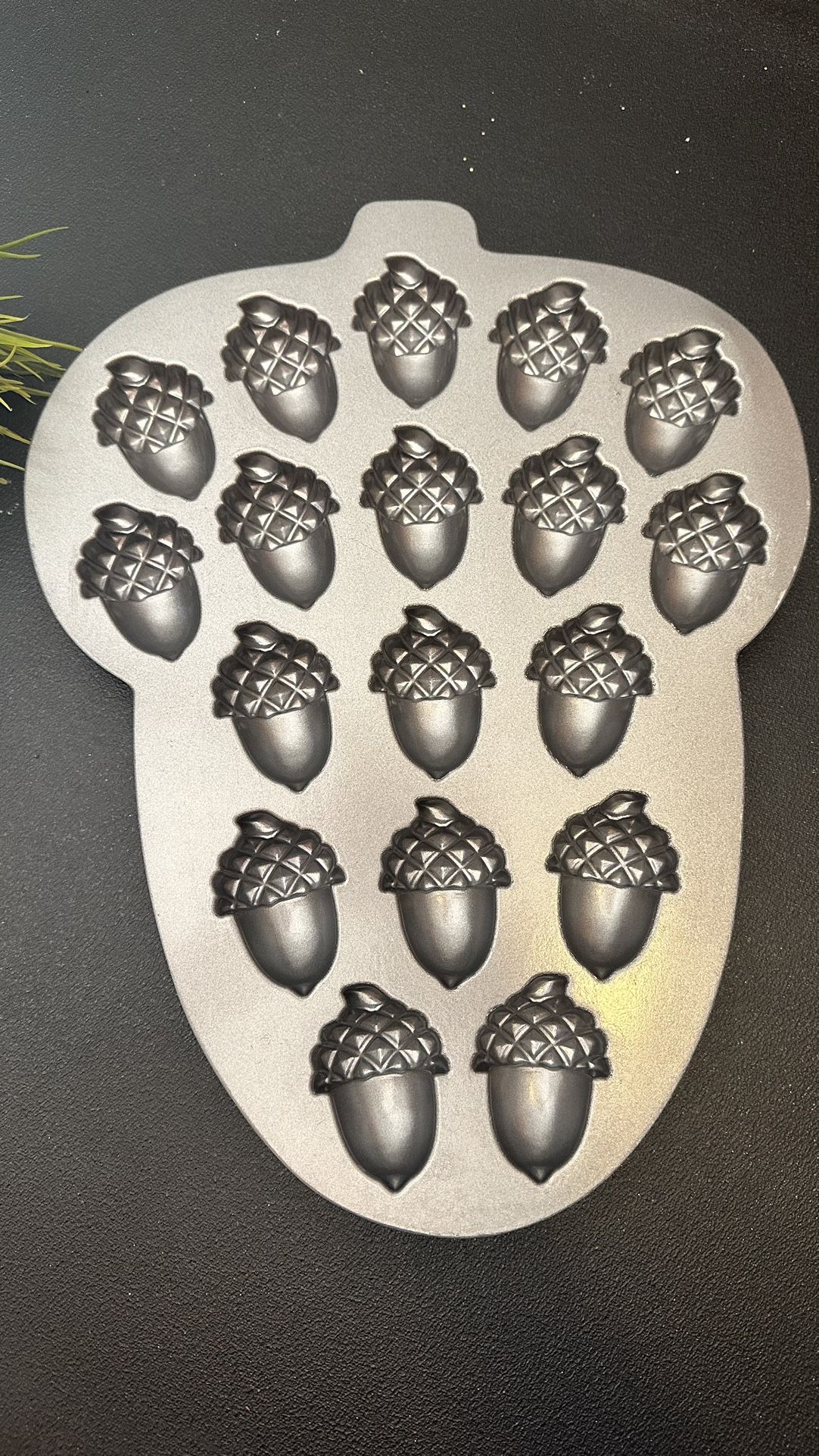 Nordic Ware USA Cast Aluminum ACORN CAKELET PAN 2 Cup Capacity 18 Cavities