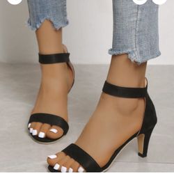 8.5 Women’s Minimalist  Heels 👠 