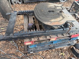 Locking fifth wheel hitch semi fifth wheel