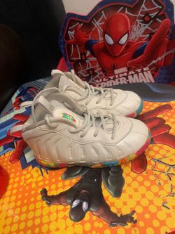Kids Nike Foams size (9c)