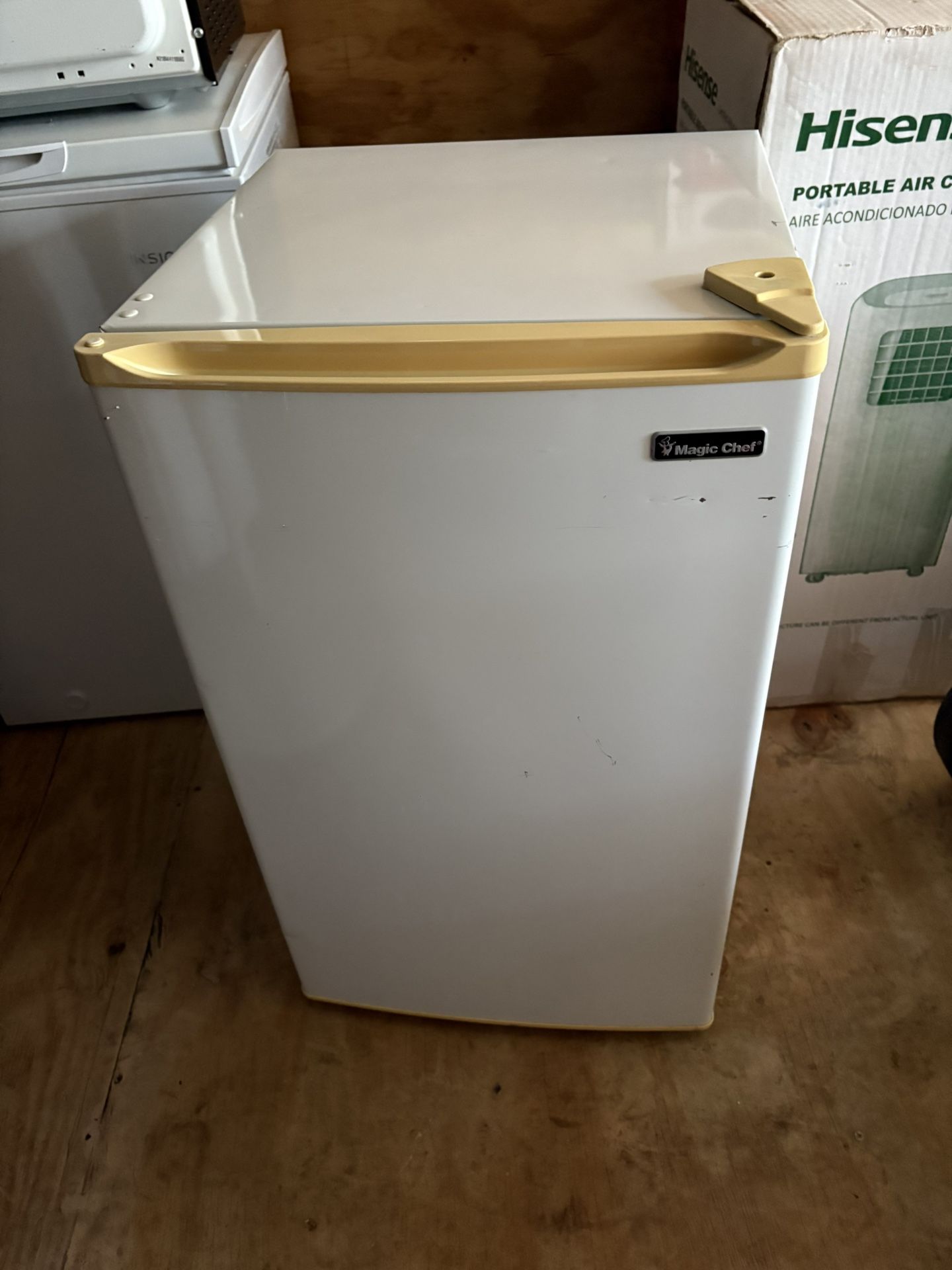 Magic Chef Mini Refrigerator In Excellent Conditions.