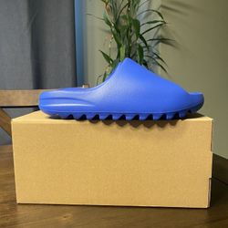 Yeezy Slide Azure Size 5M 8M,