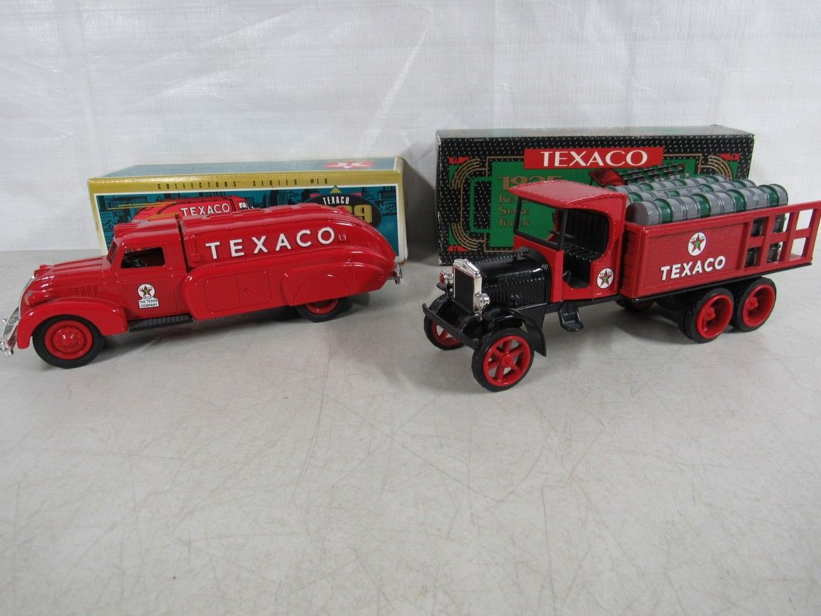 2 Ertl Texaco 1925 Kenworth Stake Truck & 1939 Texaco Dodge Air Flow
.