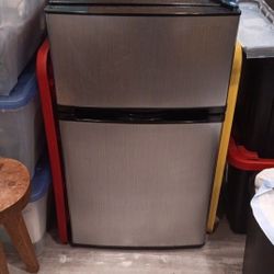 INSIGNIA MINI FRIDGE/FREEZER LIKE NEW!