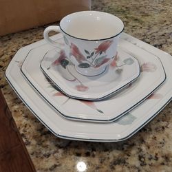 Mikasa "Silk Flowers" Dinnerware, Set of 4