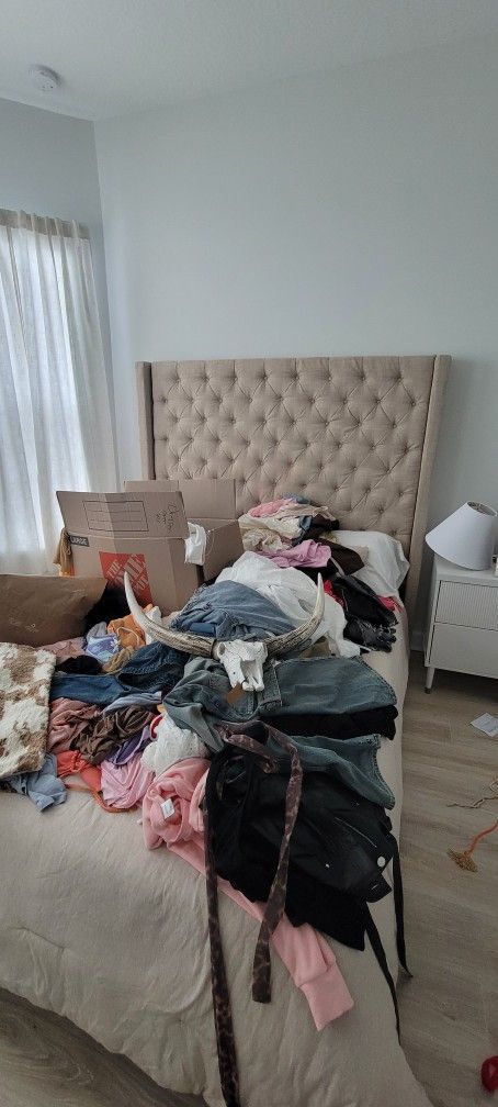 Queen Size Bed, 2 Night Stands And Makeup Table