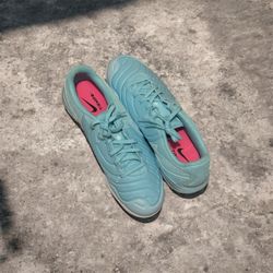 Indoor soccer shoes
