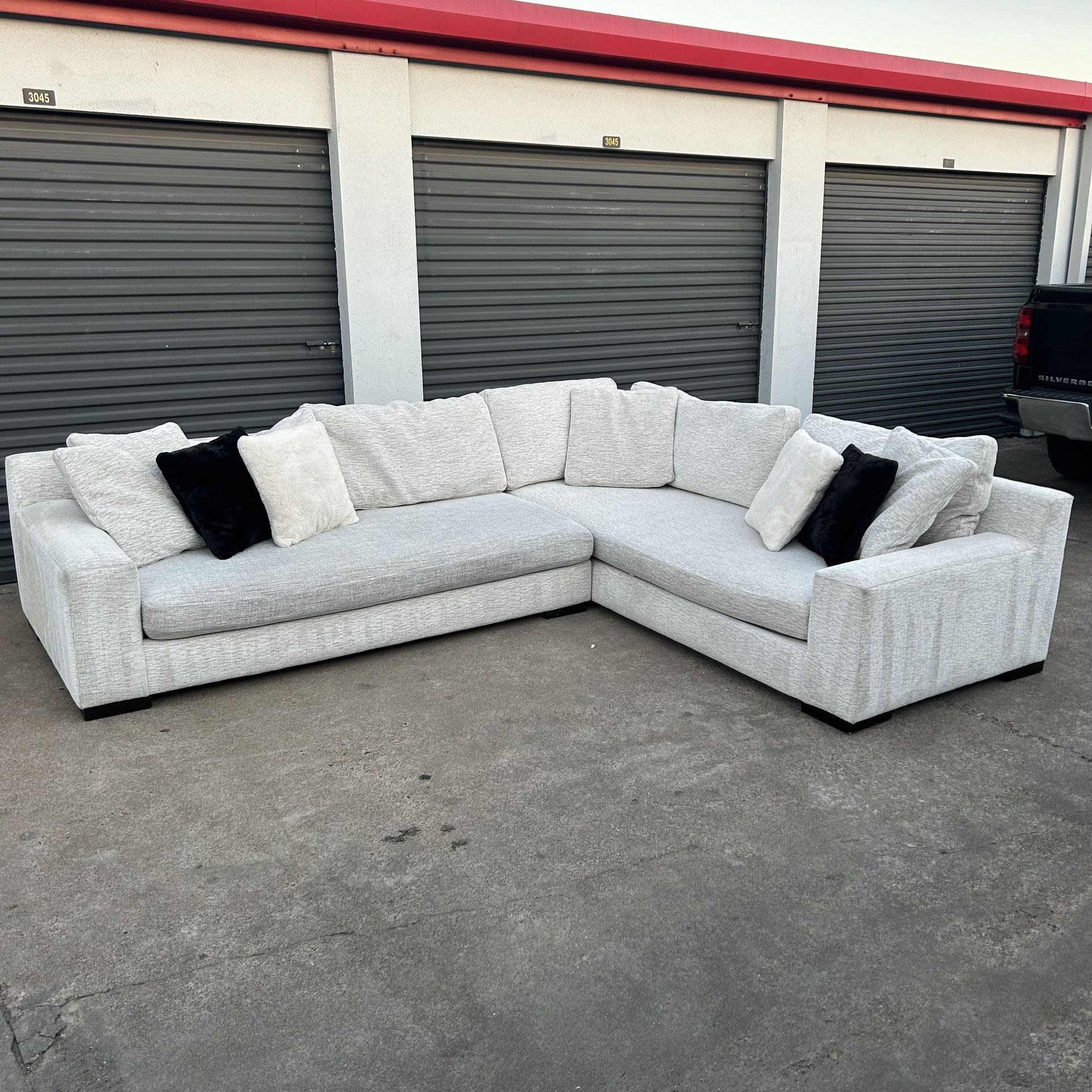 XL 2pc. Ivory Sectional Sofa Couch for Sale in Houston, TX - OfferUp