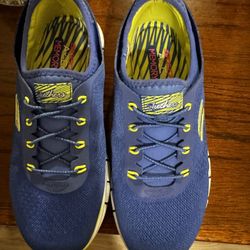 Sketchers Tennis Shoe Size 5 1/2