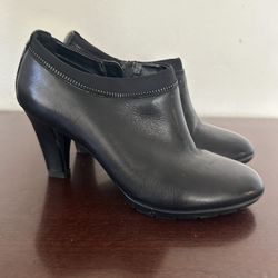 Anne Klein Dalayne Leather Ankle Shooties, Blk, Size 7 1/2 M,  In Great Condition. No Holds