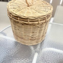 Large wicker basket with lid
