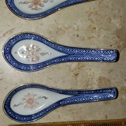 Vintage Set of 3 Porcelain Chinese Rice Noodle Soup Spoons, Blue and White Pattern Spoon, Gold Rim,&Grippers