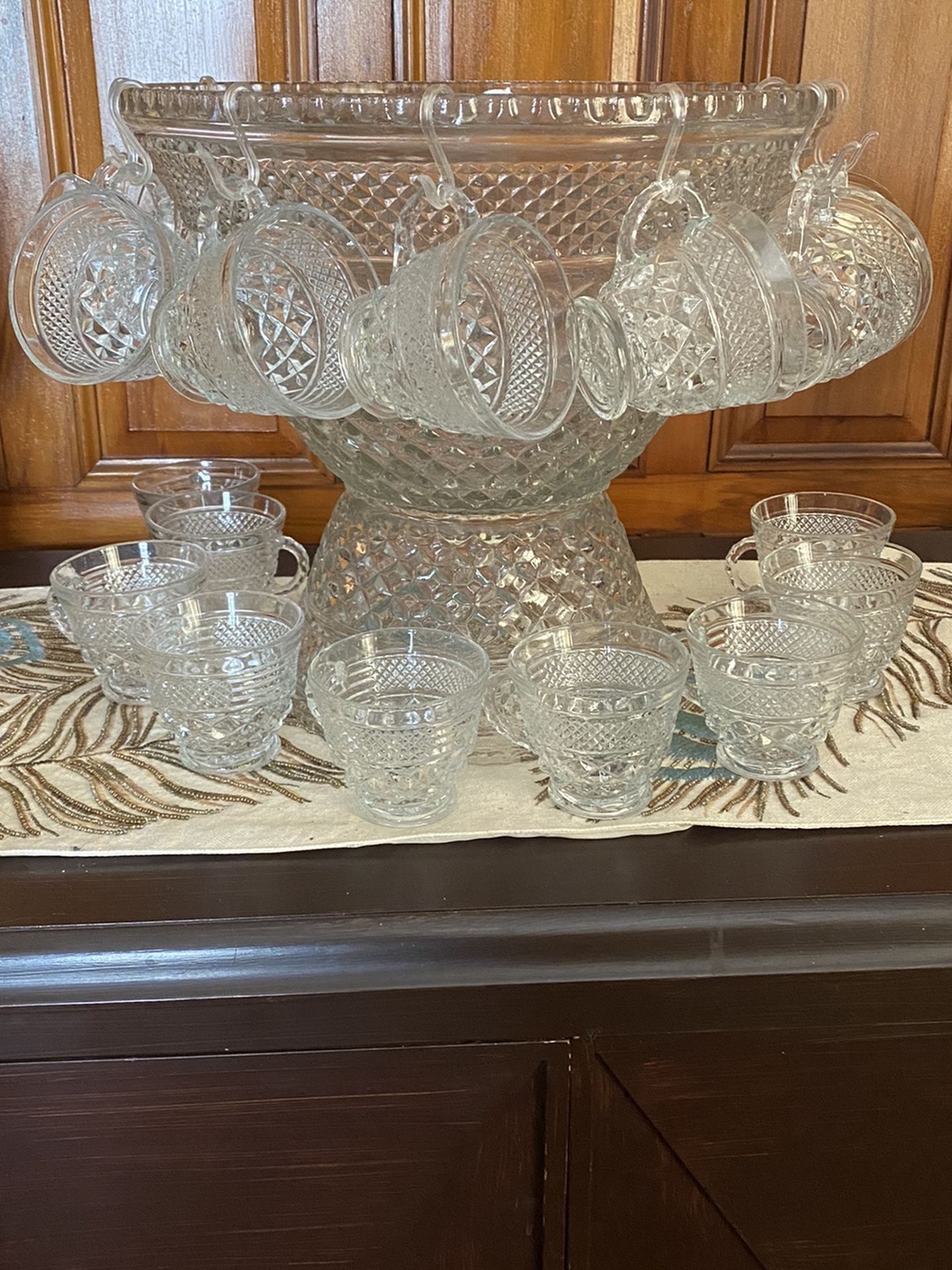 Glassware Glasses , Serving , Candy Dishes Some vintage . Two Piece Punch Bowl With 18 Glasses.