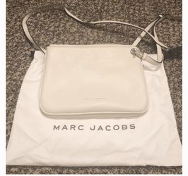Authentic Excellent condition Marc Jacobs leather crossbody bag in white Crossbody shoulder strap