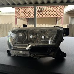 Toyota Tacoma Headlight Assembly 