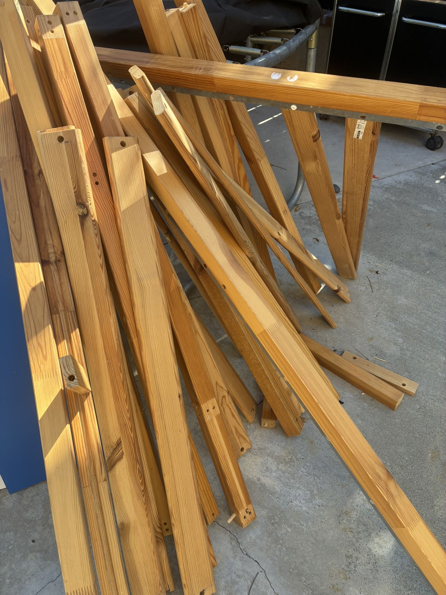 FREE-- Wood, different sizes, take what you need!