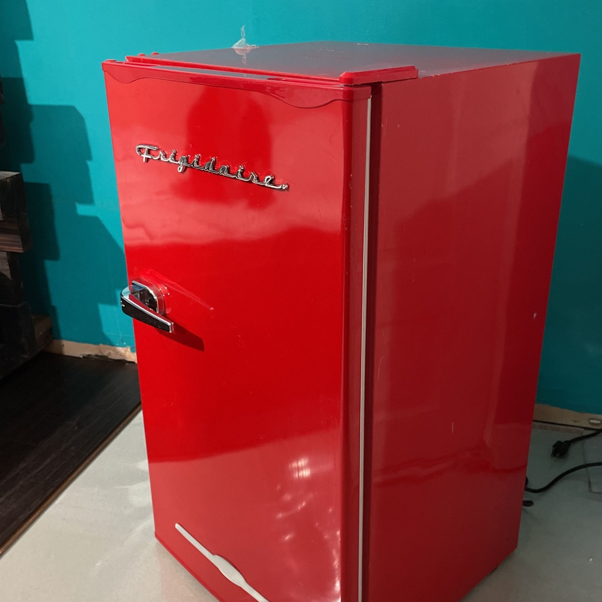 Frigidaire Mini Fridge for Sale in Riverside, CA - OfferUp