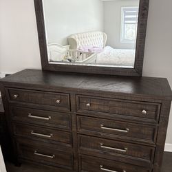 Like New 8 Drawer Dresser With Mirror