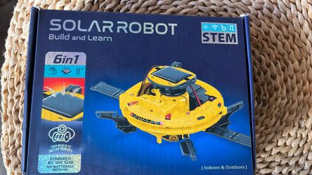 trata de un kit de robot solar 6 en 1 de la marca STEM.  Permite construir seis tipos diferentes de robots utilizando energía solar o pilas.  Es un ju