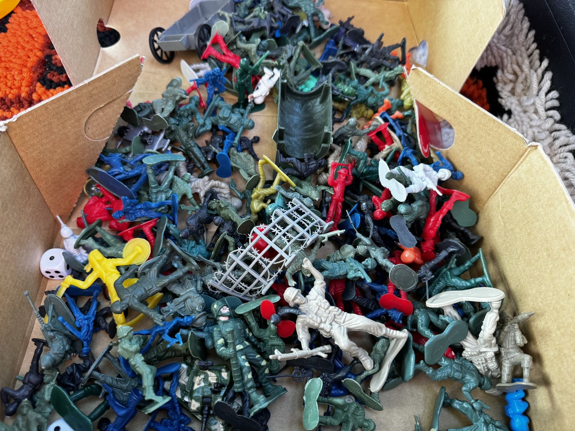 LOT OF 125+ Micro Mini Tiny Army Men Plastic Toy Soldiers Miniature Less Than 1"