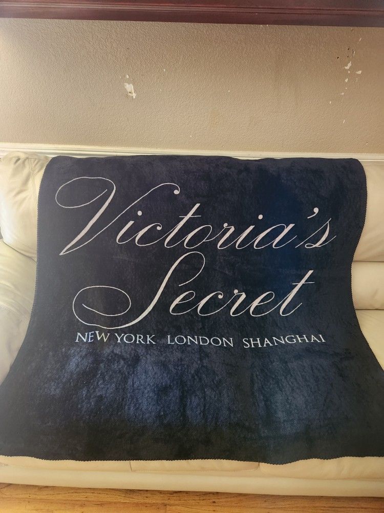 Victoria Secret BLACK COZY SHERPA New York, London Shanghai PLUSH BLANKET 50X60