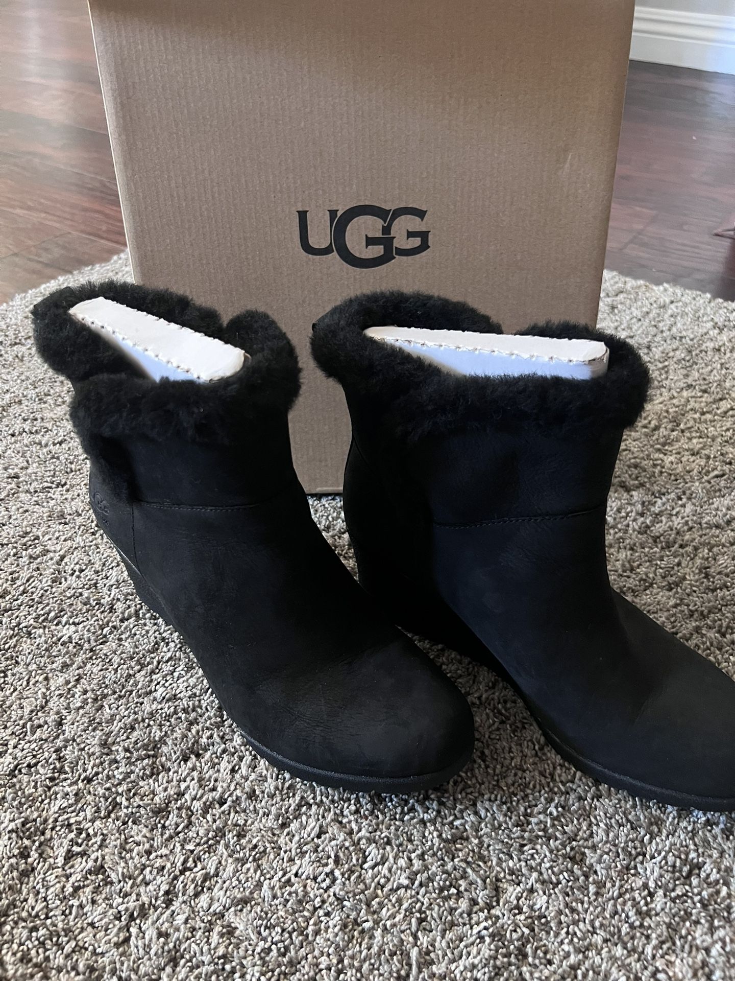 UGG Devorah Ankle Boot (Size 7.5)