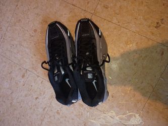 Selling shocks Nike for 120$ brand new  it's a size 9