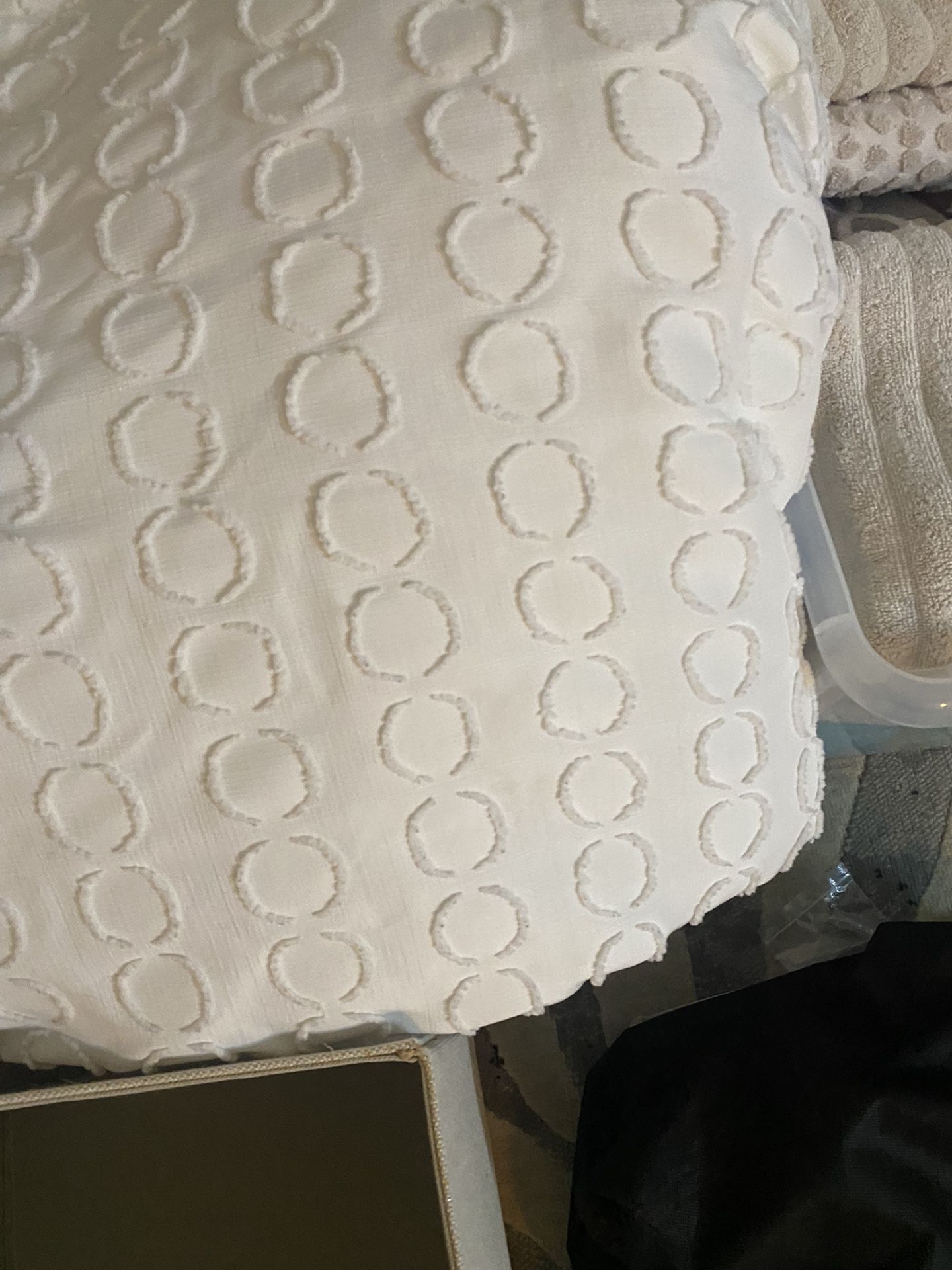 Queen Size White Comforter for Sale in Henderson, NV OfferUp