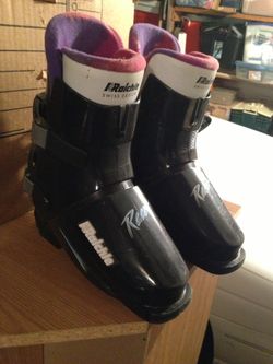Child’s ski boots. For ages around 4-6
