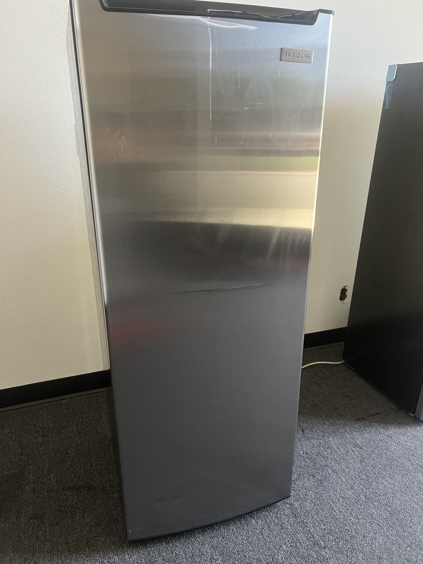 Frigidaire, 6.5 Cu. Ft. Upright Freezer (Part Number: EFRF698)