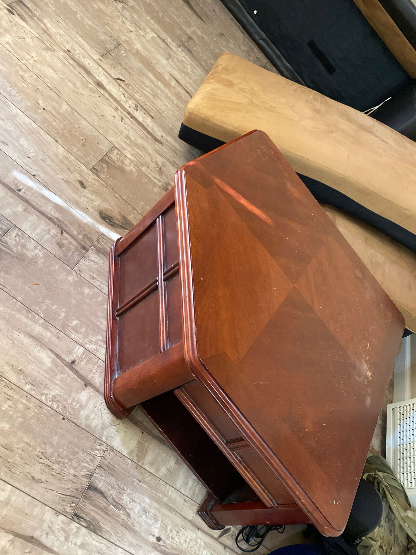 Coffee table that extends out