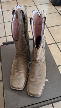 ARIAT boots size 7B