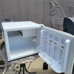 Whirlpool 1.6 Mini Fridge