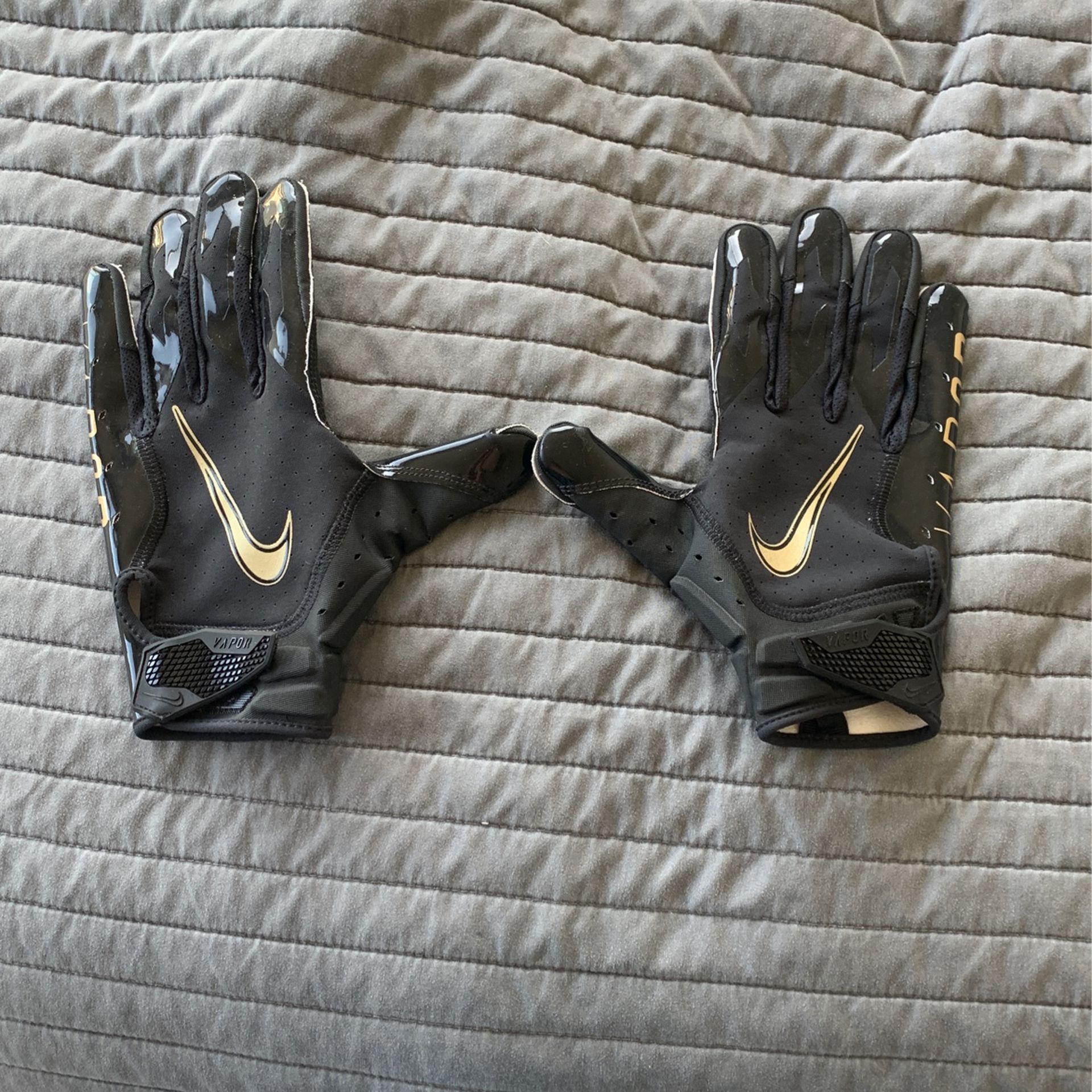 Supreme Football Gloves for Sale in Los Angeles, CA - OfferUp