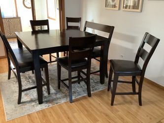 KITCHEN TABLE AND CHAIRS LIKE NEW